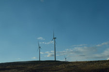 アメリカのハイウェイから見える風車の画像001