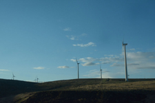 アメリカのハイウェイから見える風車の画像003