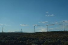 アメリカのハイウェイから見える風車の画像005
