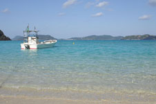 沖縄の海と船の画像004
