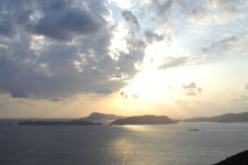 照山展望台から見た沖縄の海に沈む夕日の画像001