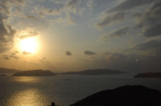 照山展望台から見た沖縄の海に沈む夕日の画像008